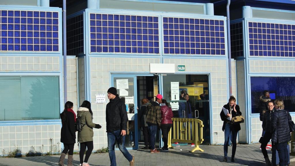 Varios inmigrantes abandonan la comisaría, junto al CIE de Aluche, tras intentar tramitar sus papeles.