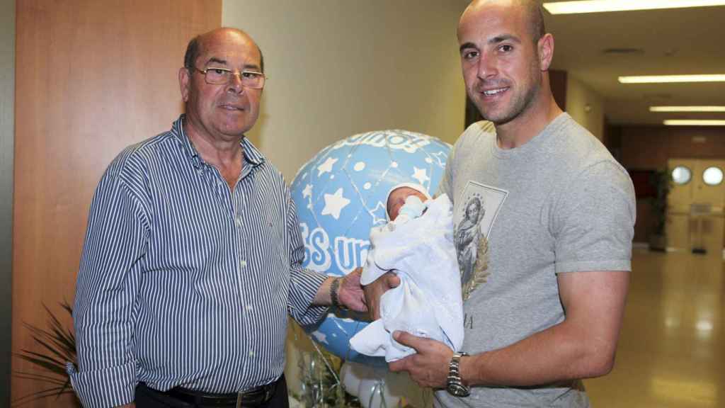 Miguel y Pepe Reina en una imagen de 2011, cuando nació su hijo Luca.