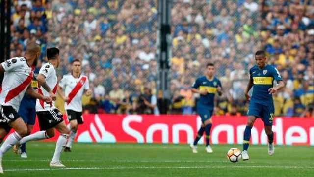 Wilmar Barrios juega el balón en la ida de la final de la Libertadores