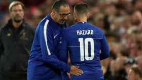 Sarri y Hazard dialogan durante un partido del Chelsea