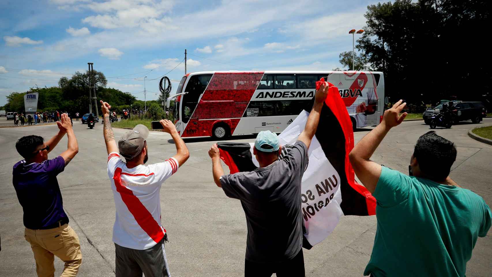 Jugadores del River Plate se dirigen a Madrid para final de la Copa Libertadores