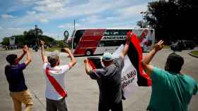 Jugadores del River Plate se dirigen a Madrid para final de la Copa Libertadores