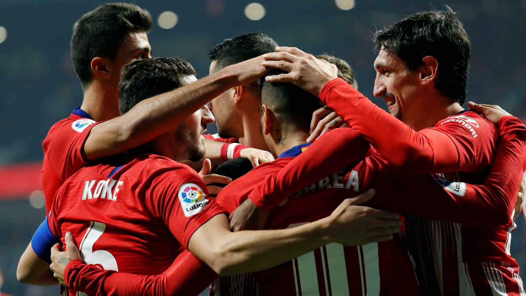 Los jugadores del Atlético celebran uno de los goles del partido