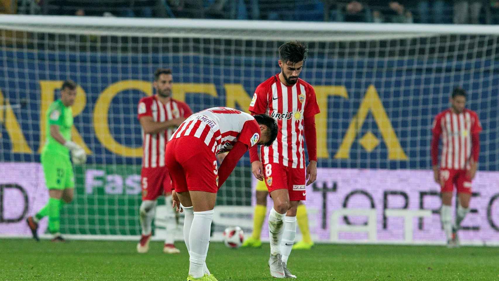 Los jugadores del Almería lamentan un gol encajado en el partido ante el Villarreal de Copa del Rey