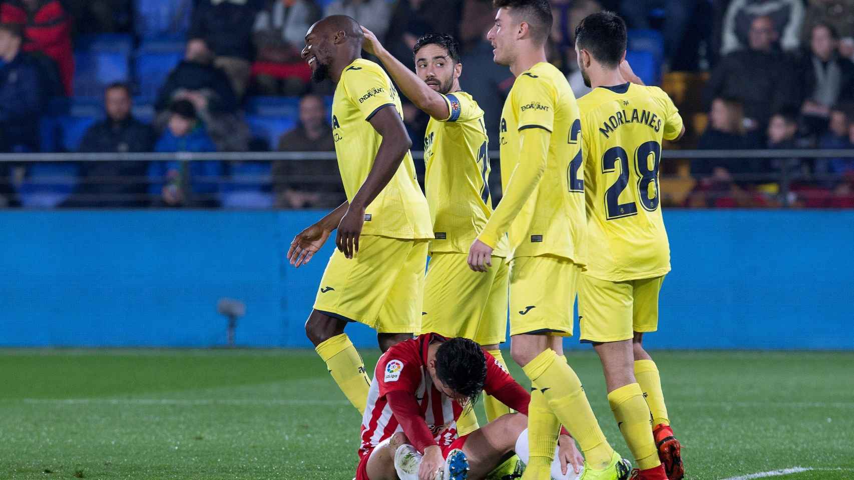 Toko Ekambi celebra un gol con sus compañeros en el Villarreal - Almería de Copa del Rey