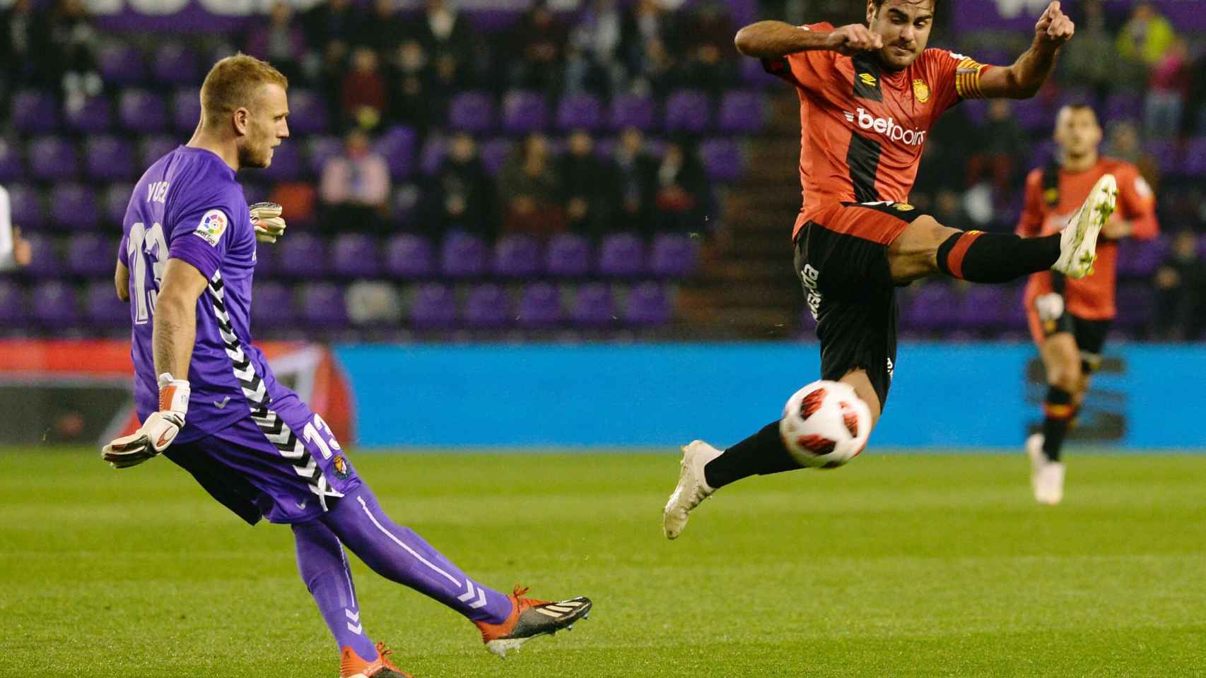 Abdón Prats intenta cortar el lanzamiento de Yoel Rodríguez en el Valladolid - Mallorca de Copa del Rey