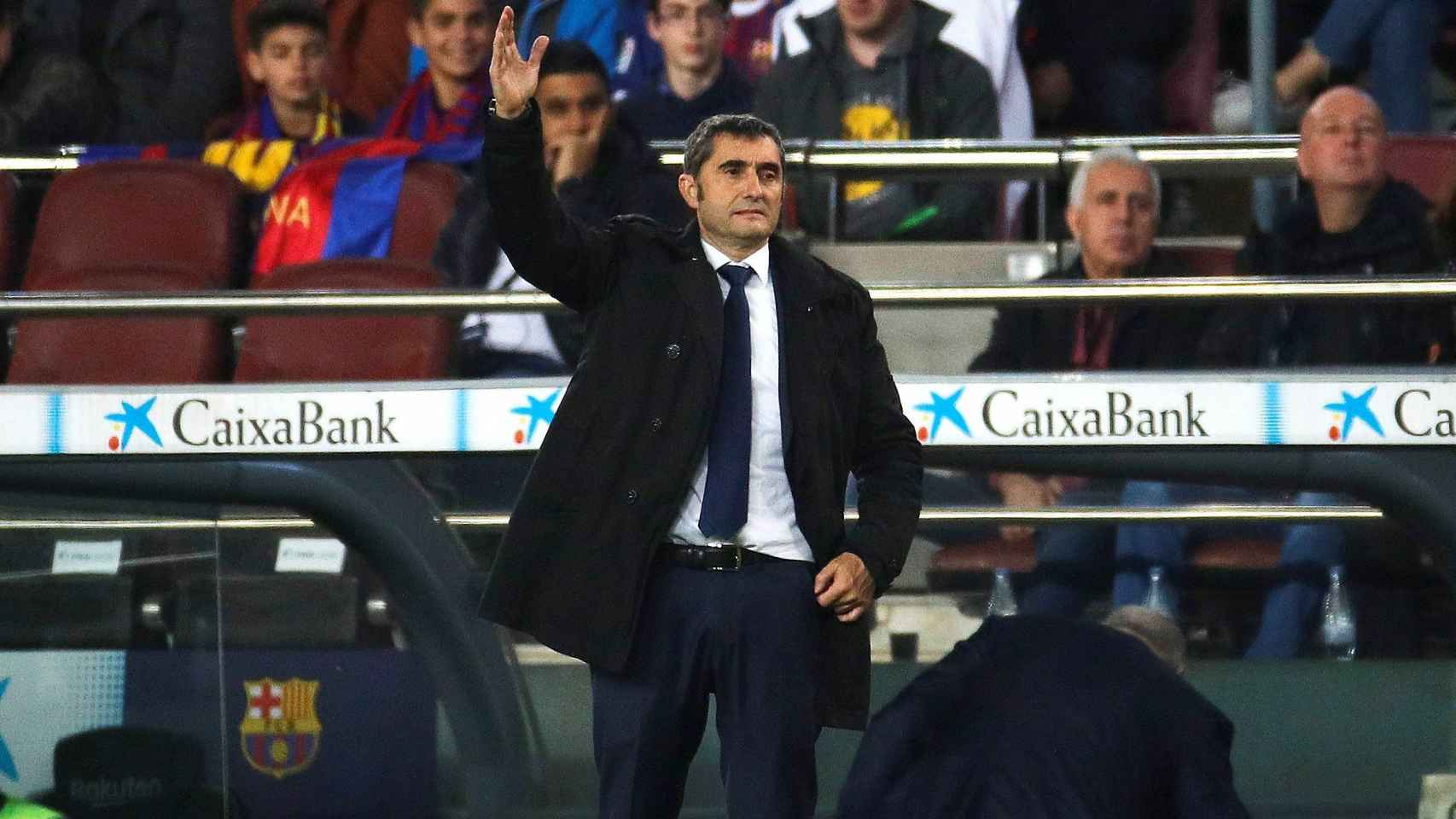 Ernesto Valverde en el banquillo del Camp Nou