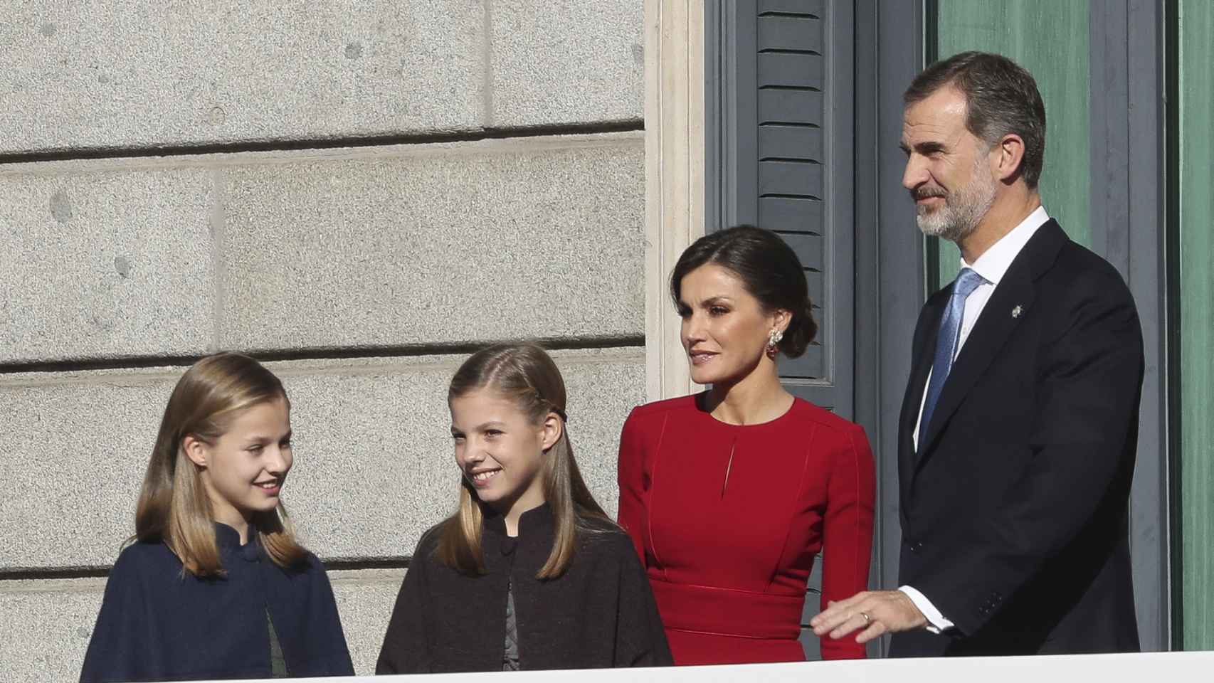 Leonor, Sofía, Letizia y Felipe VI, a la entrada del Congreso de los Diputados.