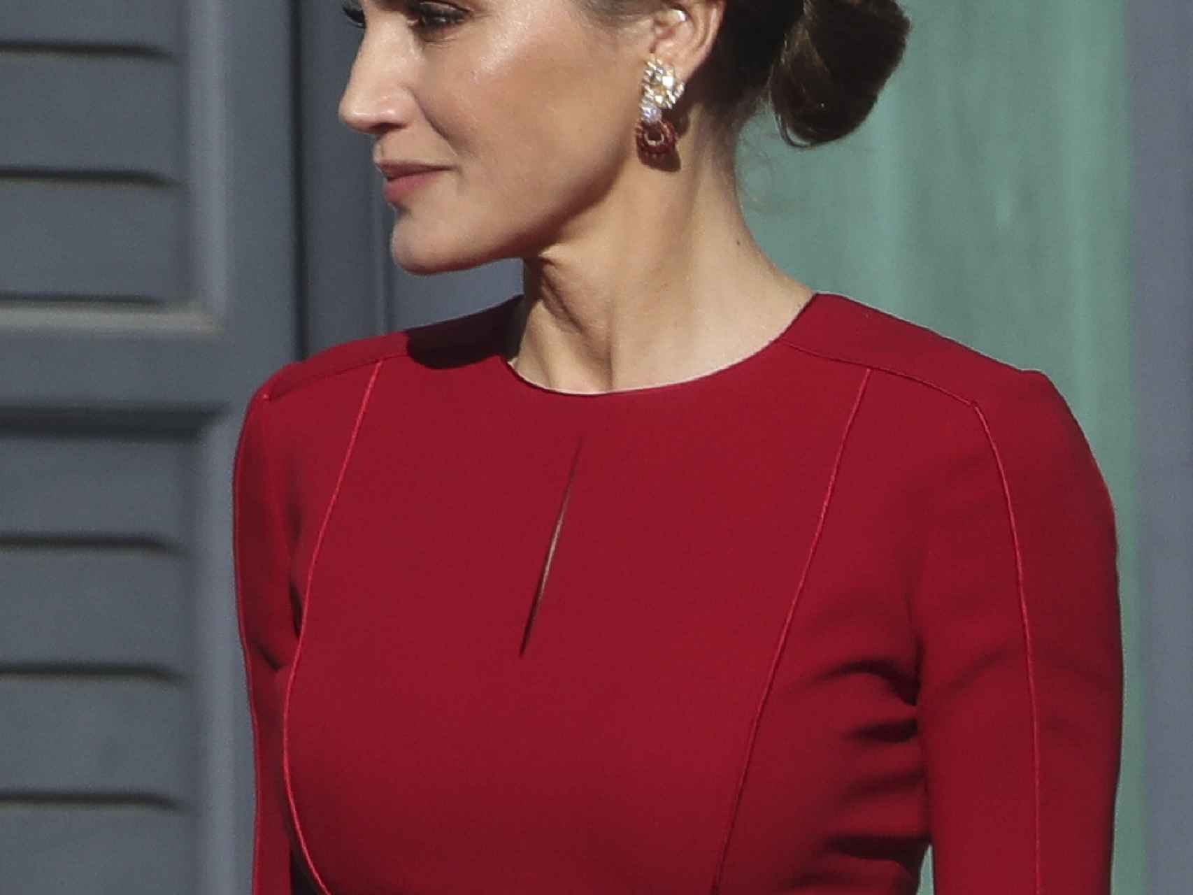 La reina ha lucido sus pendientes de brillantes y rubíes con un recogido de su melena.