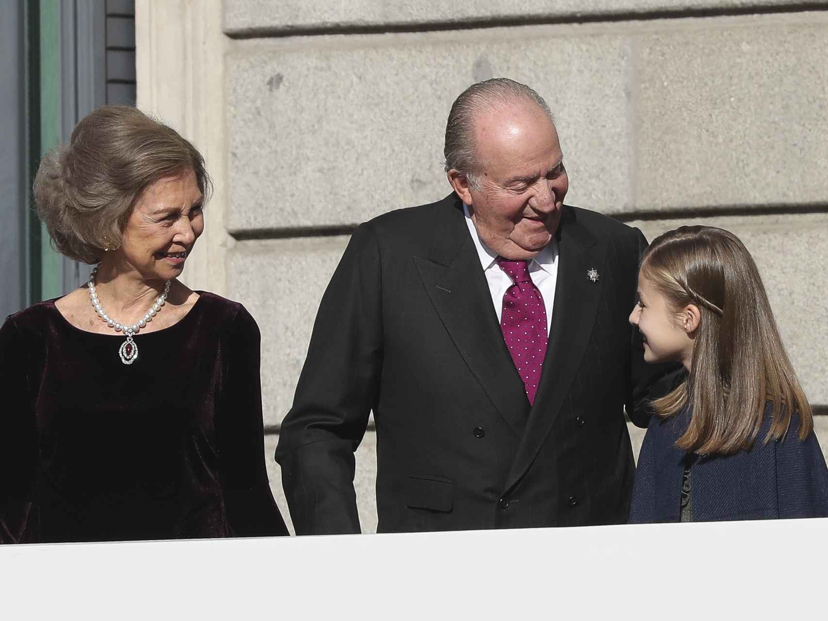 Los reyes eméritos sonríen con la princesa Leonor.