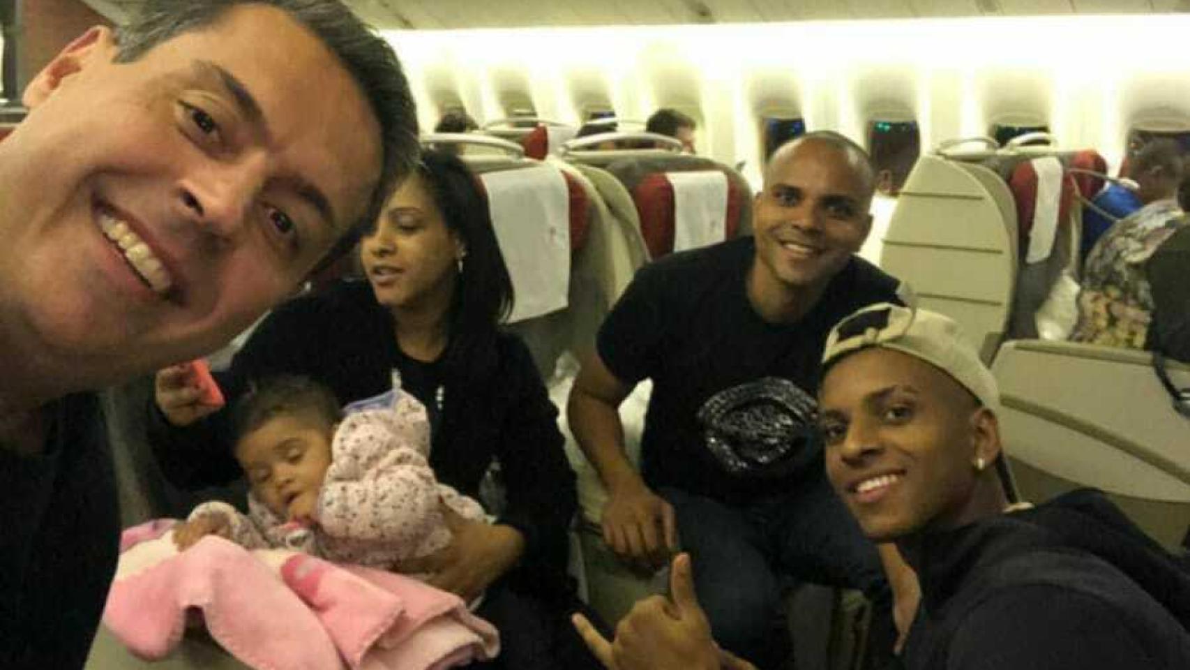 Rodrygo Goes junto a su familia en el viaje a Madrid. Foto: Instagram (@Rodrigogoes)
