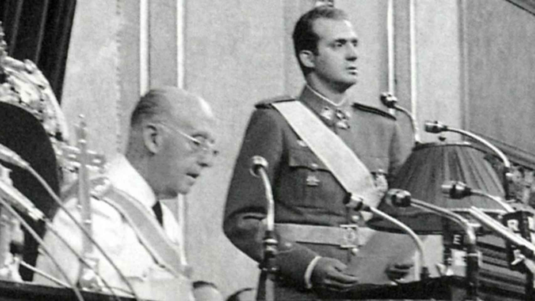 Juan Carlos I junto al dictador Franco en una imagen tomada en el Congreso de los Diputados