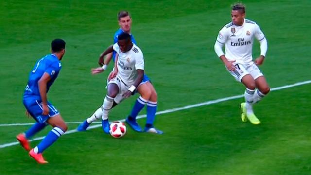 Vinicius reclama penalti en el área del Melilla