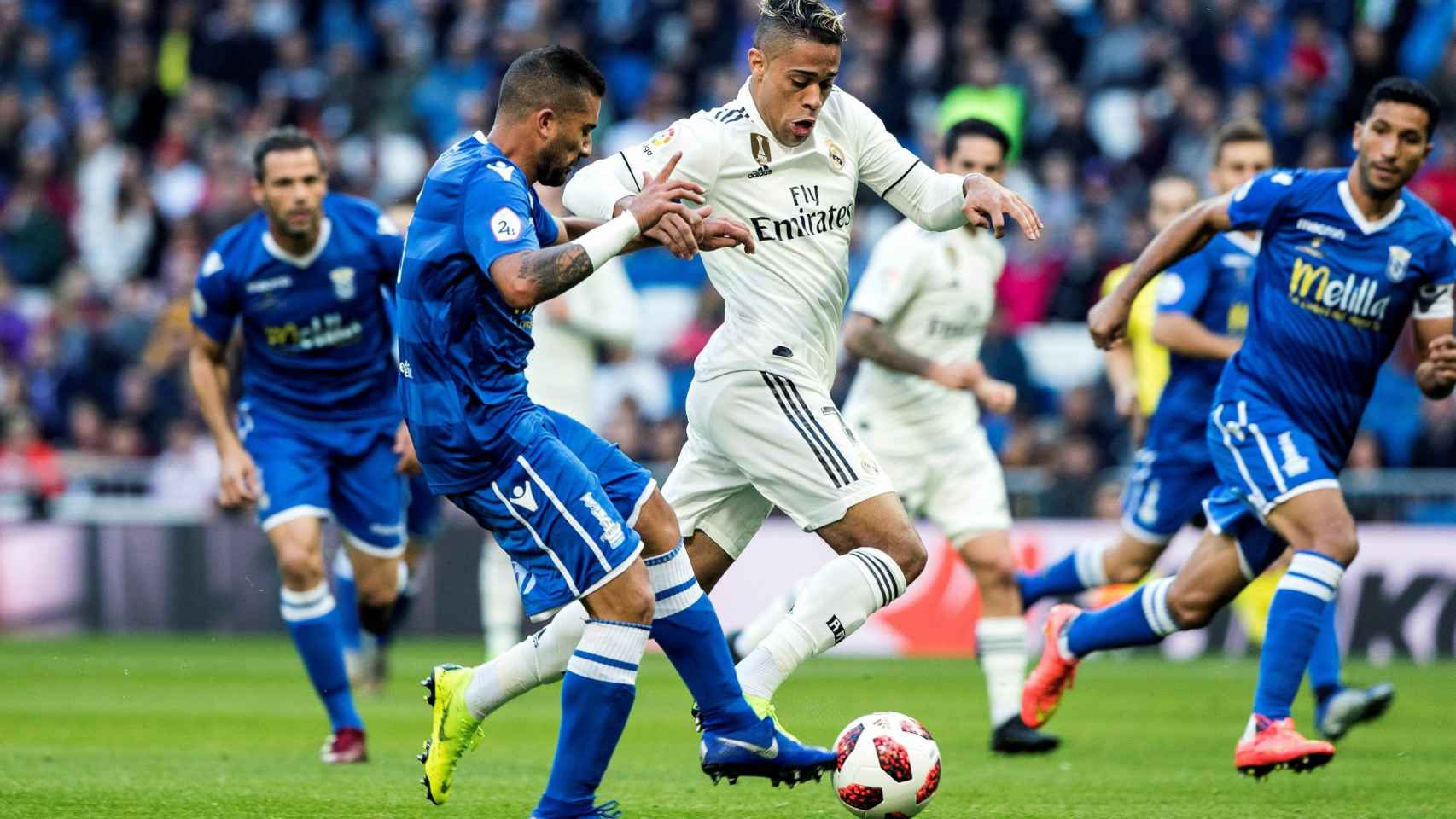 Mariano Diaz y el defensa de la UD Melilla Jilmar Steed Torres durante en el Santiago Bernabéu