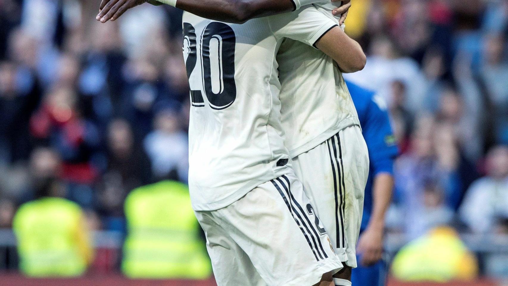 Marco Asensio y Vinicius JR celebran uno de los goles del equipo ante el Melilla