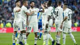 Isco Alarcón celebra con sus compañeros del Real Madrid un gol ante el Melilla