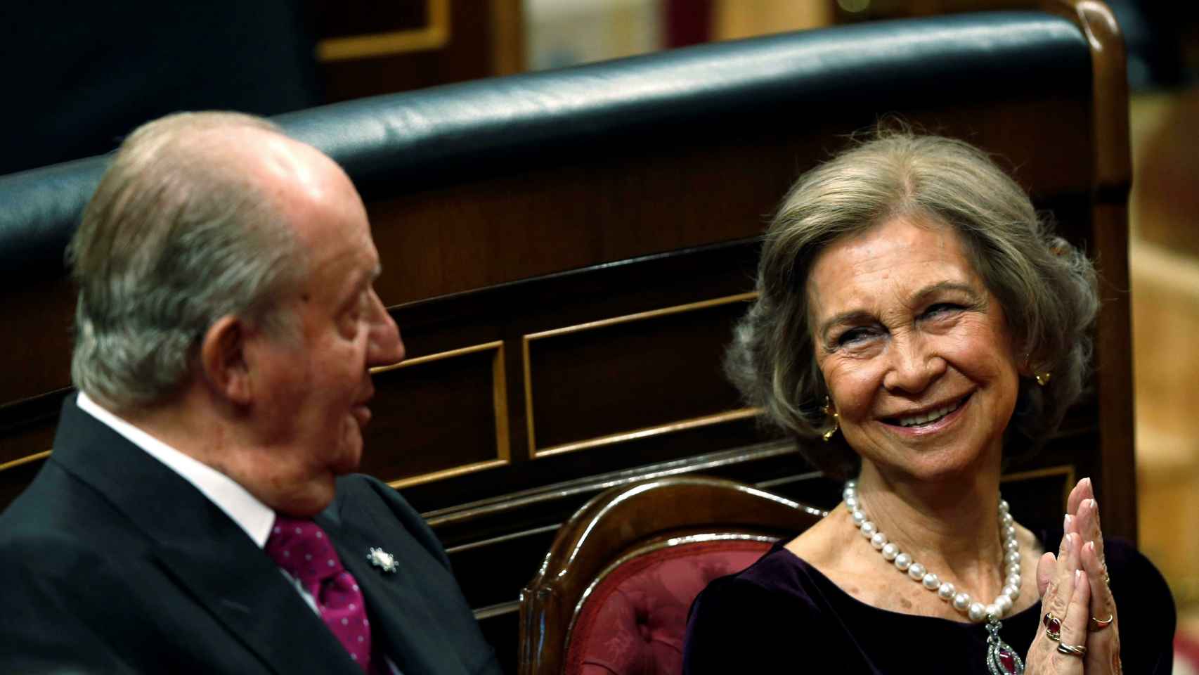 Don Juan Carlos sonríe a Doña Sofía durante los actos del 6-D en el Congreso de los Diputados.