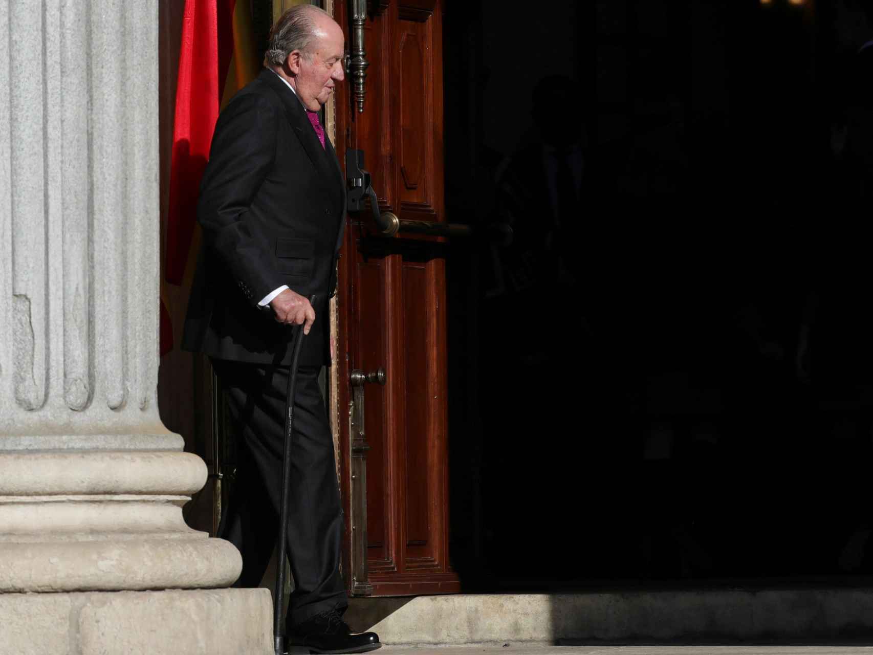El Rey emérito Juan Carlos I entrando al Congreso de los Diputados acompañado de su bastón