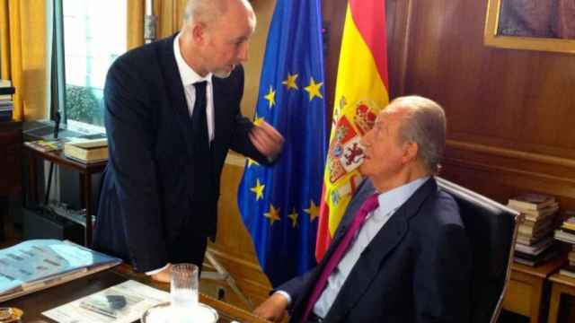 El director de cine Miguel Courtois charla con el rey Juan Carlos I en la grabación del documental