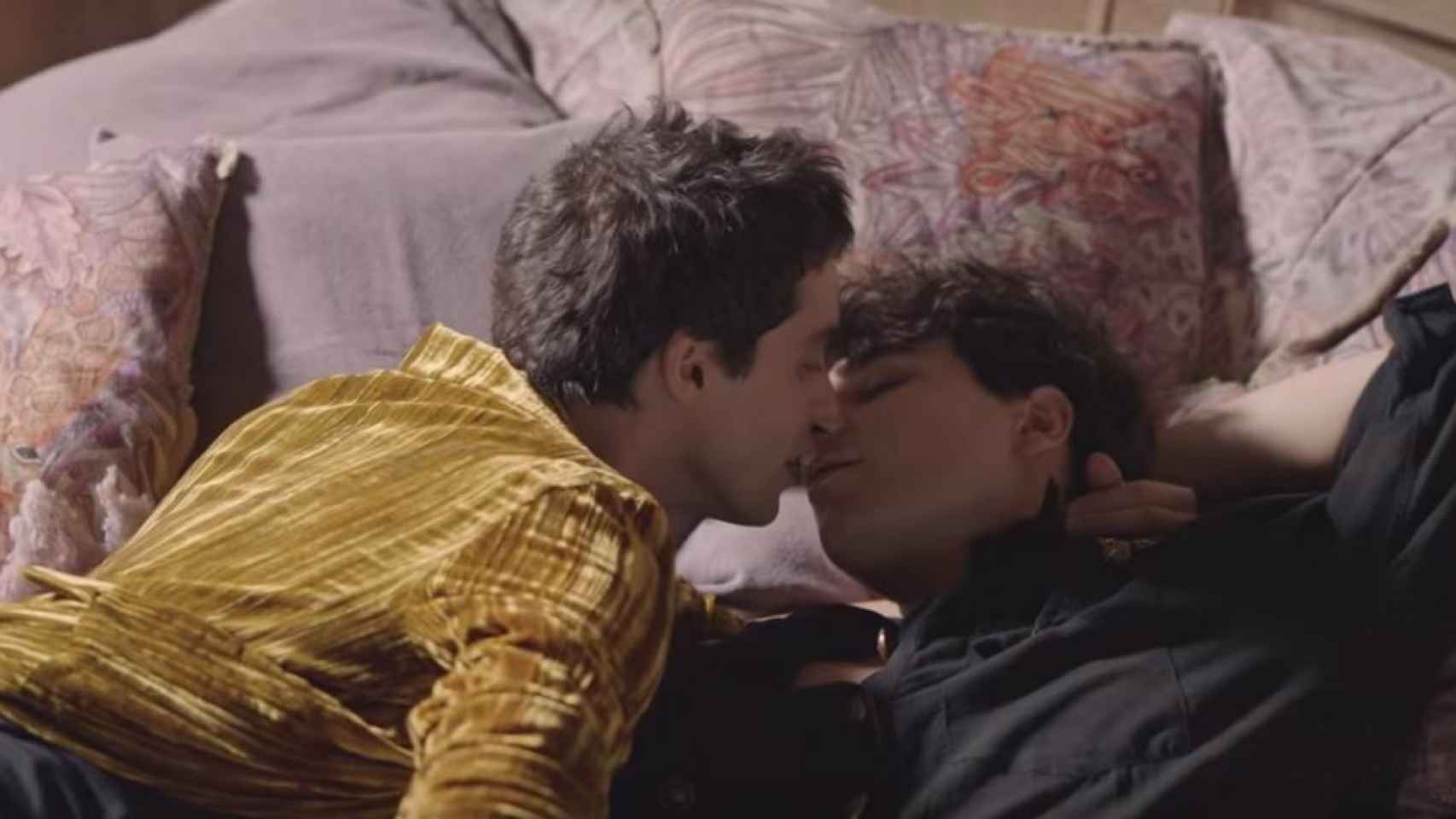 Los Javis, besándose en el videoclip de Ana Guerra.