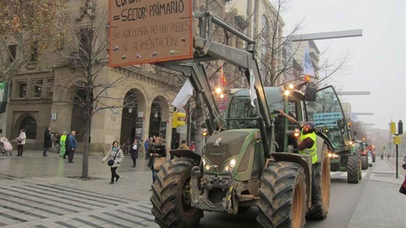 Agricultor protestando por la subida del diésel en Zaragoza, durante la marcha de los tractores