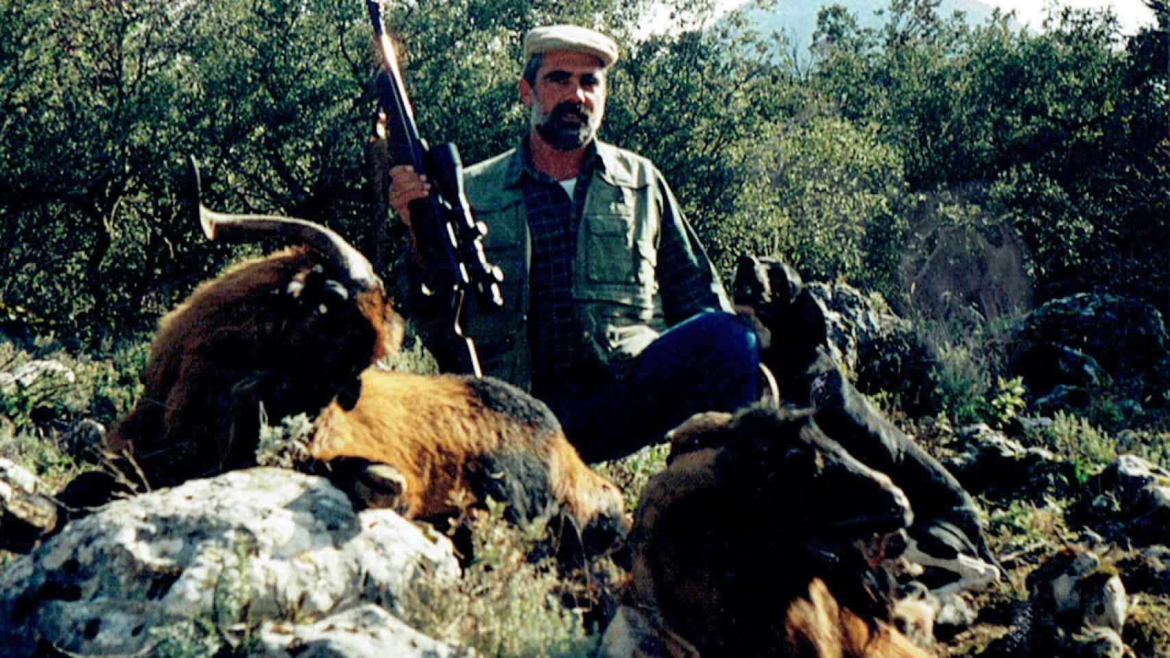 Manuel Alonso, aficionado a la caza, con su rifle.