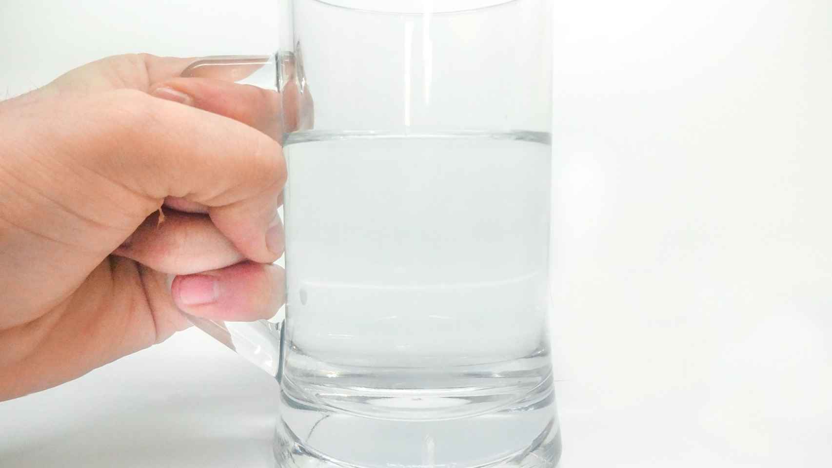 Beber agua nos puede ayudar a quitar el hipo