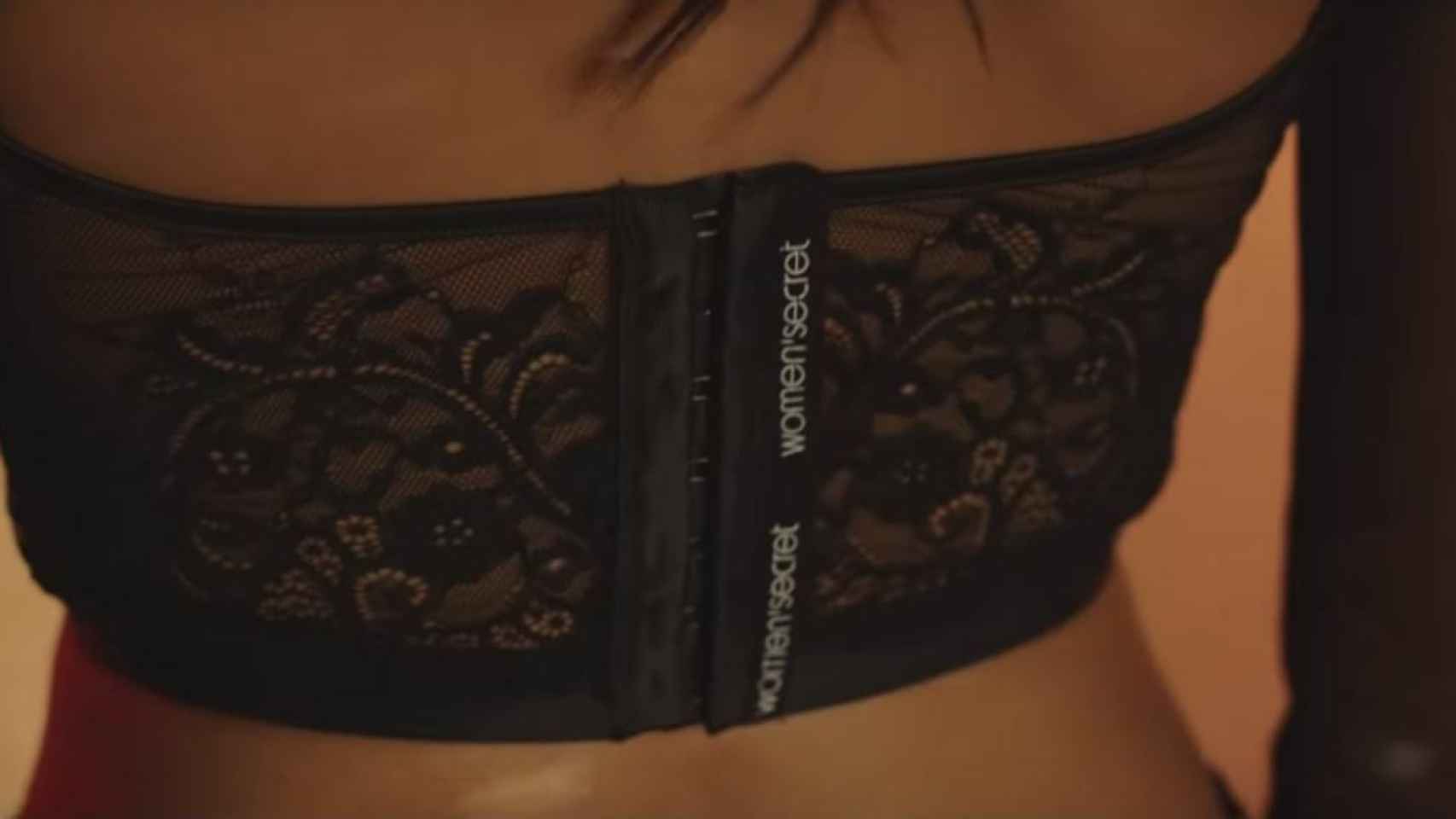 La marca de lencería que patrocina a Ana Guerra se puede apreciar a la perfección en su nuevo videoclip.