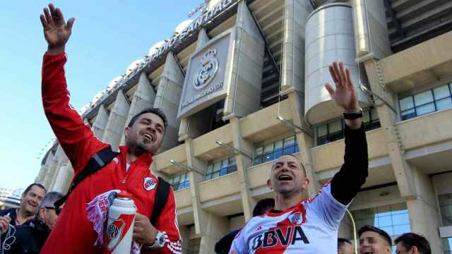 Aficionados de River Plate a las puertas del Santiago Bernabéu.