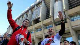 Aficionados de River Plate a las puertas del Santiago Bernabéu.