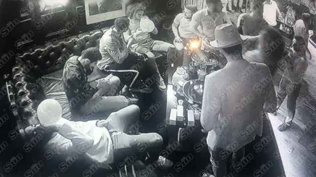 Las impactantes imágenes de la fiesta en la que los jugadores del Arsenal consumen 'hippy crack'. Fotos: The Sun