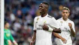 Vinicius señalandose el escudo tras marcar con el Real Madrid