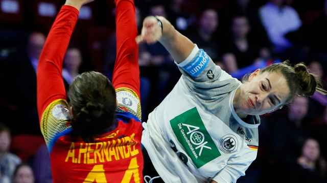 Franziska Müeller intenta un lanzamiento ante el bloqueo de Ainhoa Hernández Serrador en el España - Alemania del Europeo Femenino de Balonmano