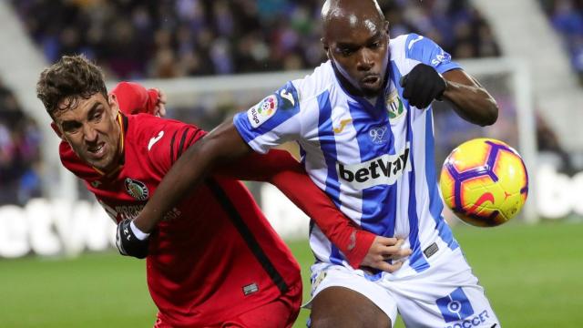 Nyom pelea un balón con Jaime Mata en Butarque