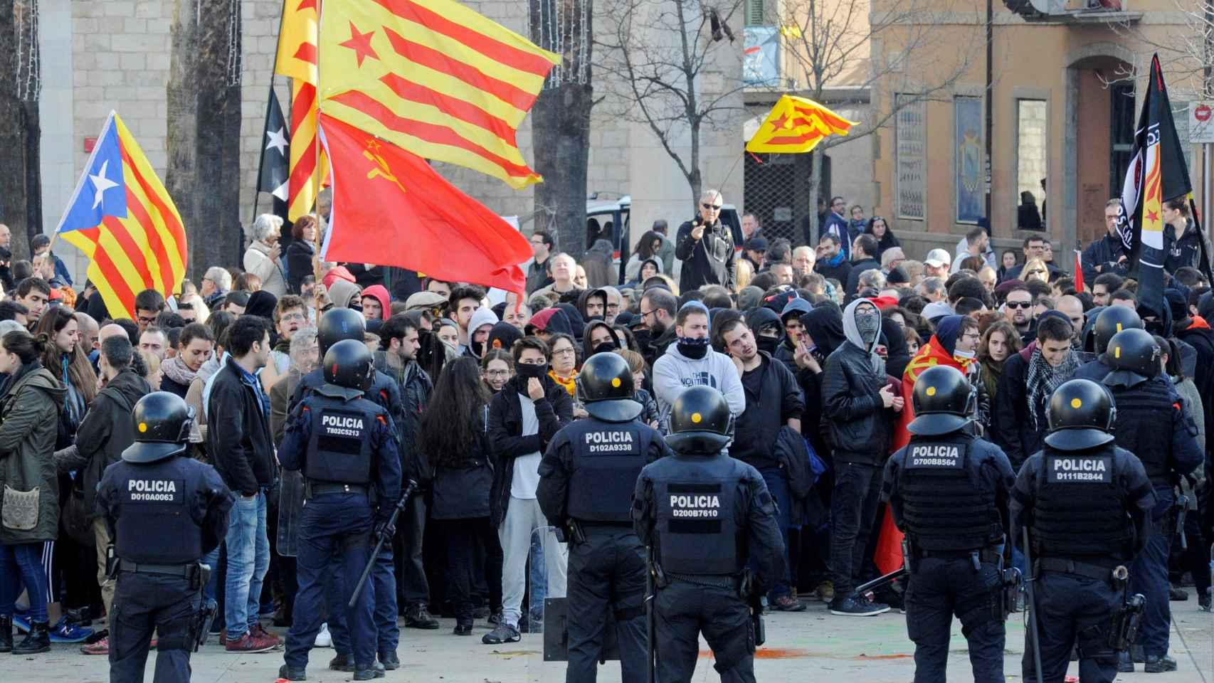 Manifestación separatista frente a un acto constitucional en Girona
