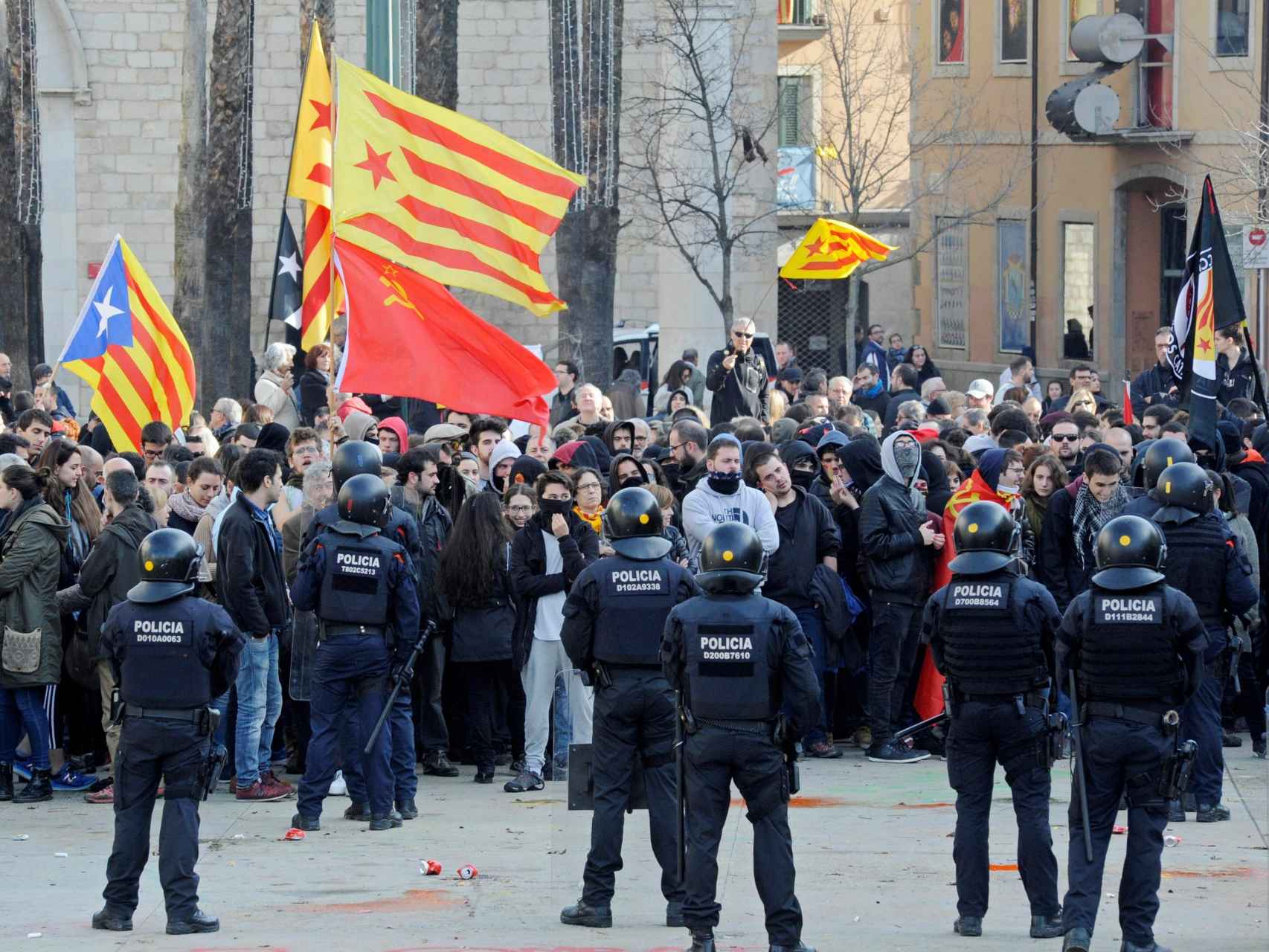 Manifestación separatista frente a un acto constitucional en Girona