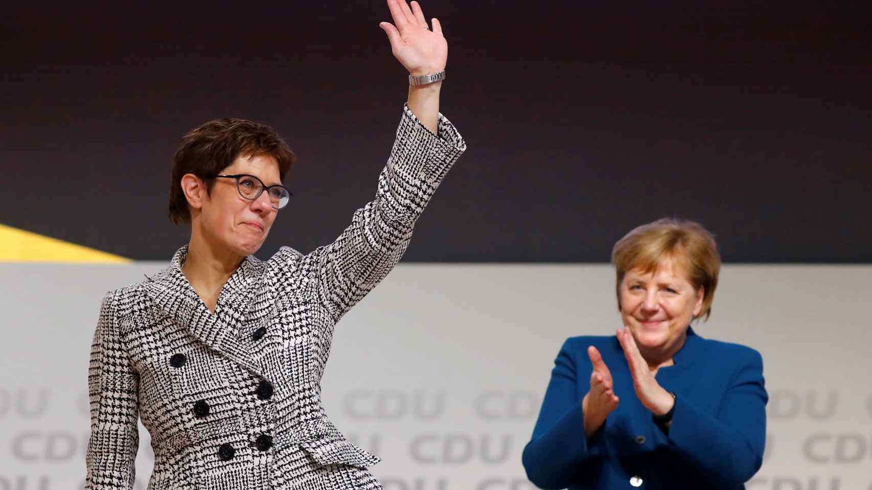 Annegret Kramp-Karrenbauer aplaudida por Angela Merkel.
