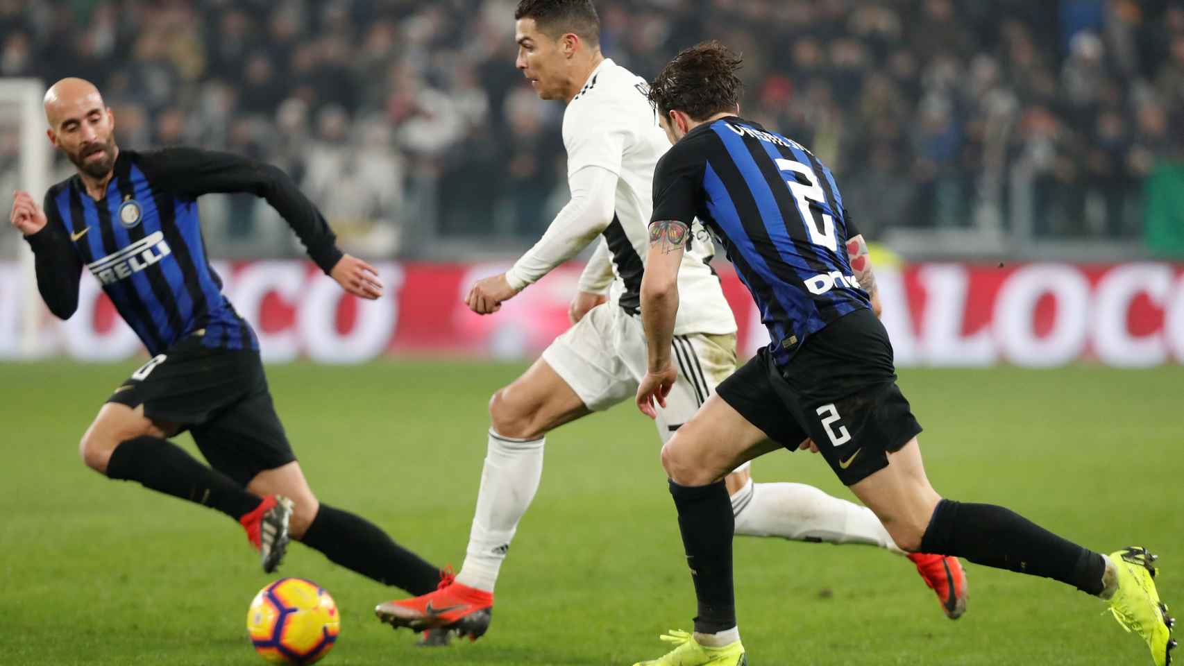 Cristiano Ronaldo ante Borja Valero en el Juventus - Inter
