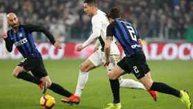Cristiano Ronaldo ante Borja Valero en el Juventus - Inter