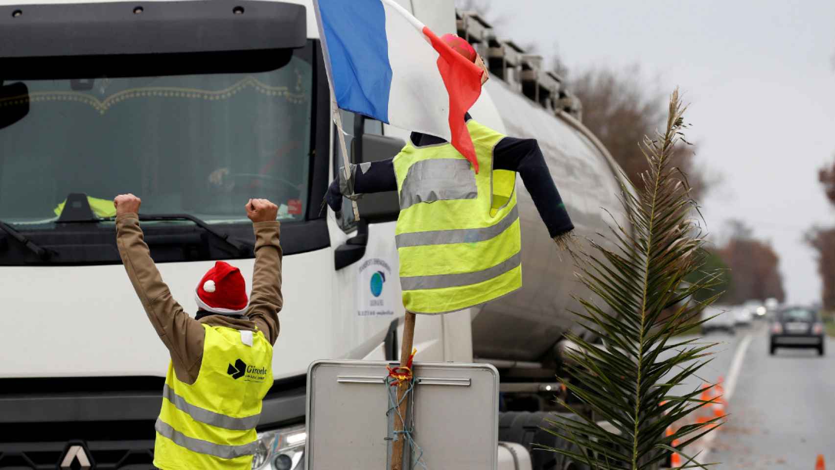 Los 'chalecos amarillos' impiden el paso de camiones a Francia por la frontera de Irún