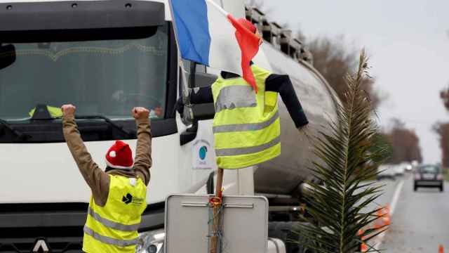 Los 'chalecos amarillos' impiden el paso de camiones a Francia por la frontera de Irún