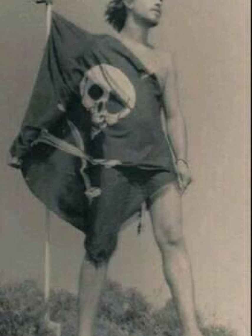 German Luaces, en una fotografía antigua con la bandera pirata a la entrada de su casa.