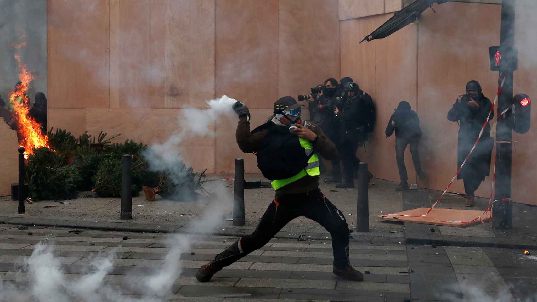 Un manifestante arroja un artefacto a los gendarmes.