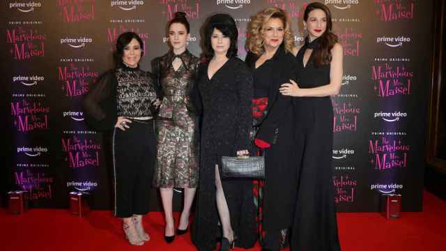 Amy Sherman-Palladino (en el centro) junto a las actrices de la serie en Milán.
