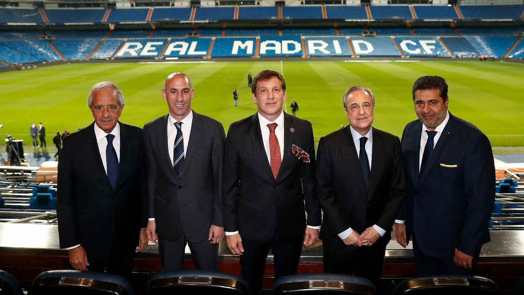 Florentino Pérez posa junto a los presidentes de River y Boca en el Santiago Bernabéu