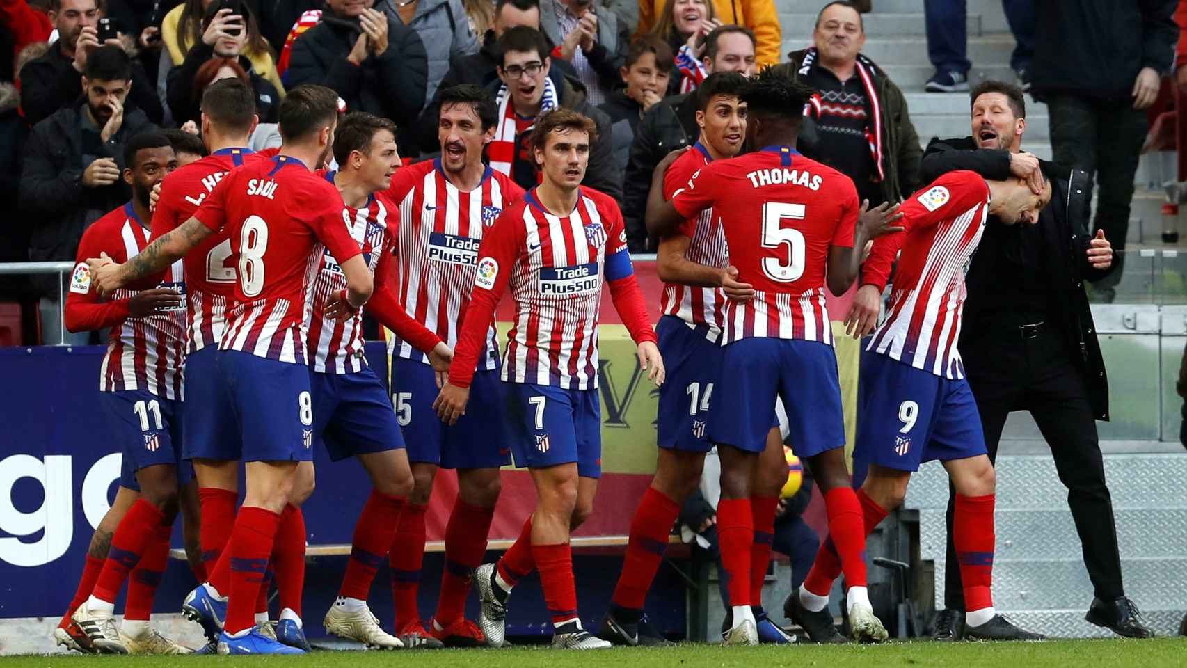 Kalinic celebra con Simeone su gol en el Atlético de Madrid - Alavés de La Liga