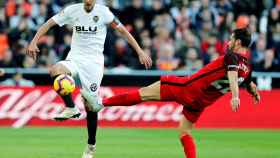 Parejo y Franco Vázquez pelean por un balón en el Valencia - Sevilla