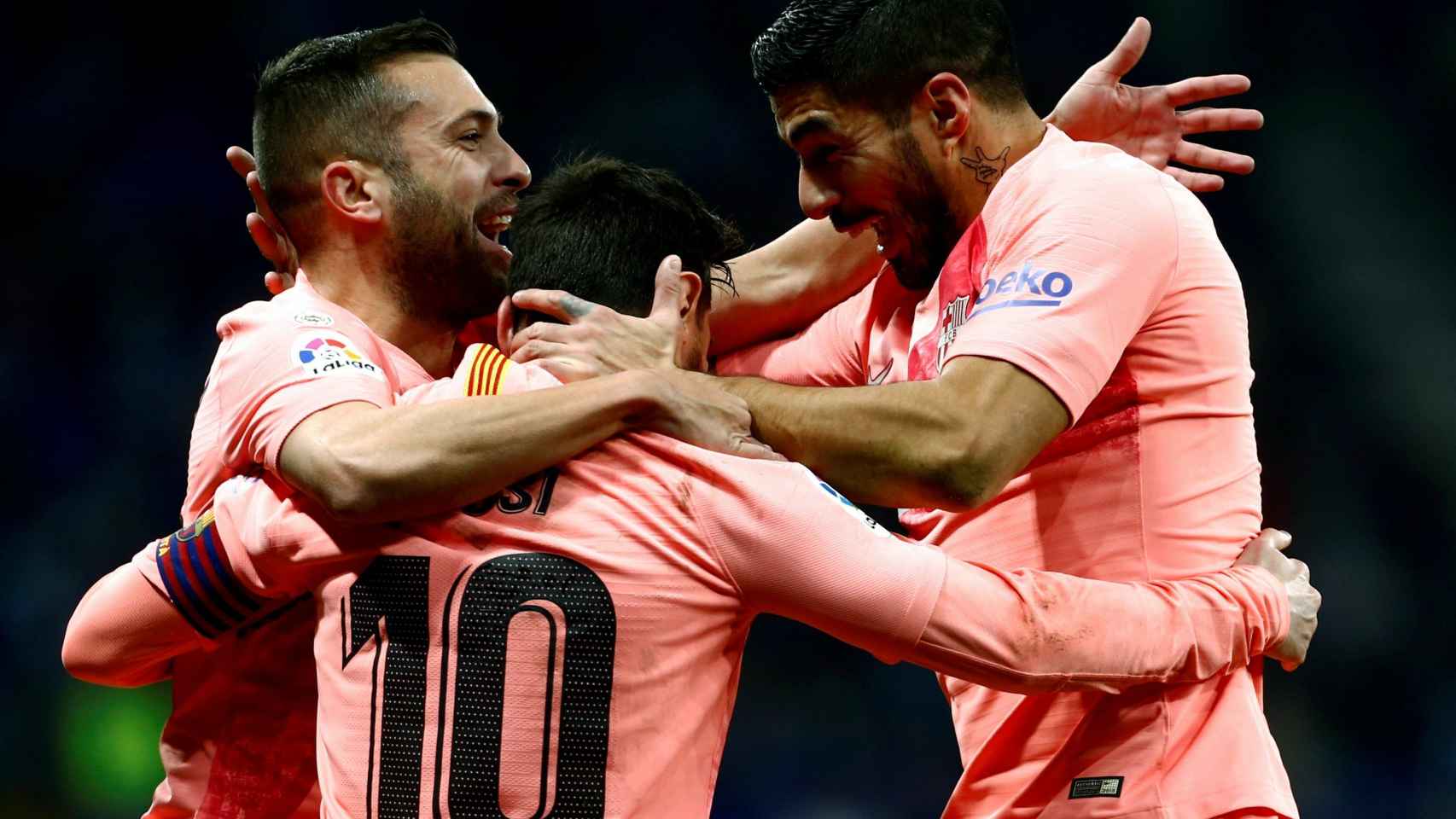 Jordi Alba, Messi y Suárez, celebran uno de los goles ante el Espanyol.
