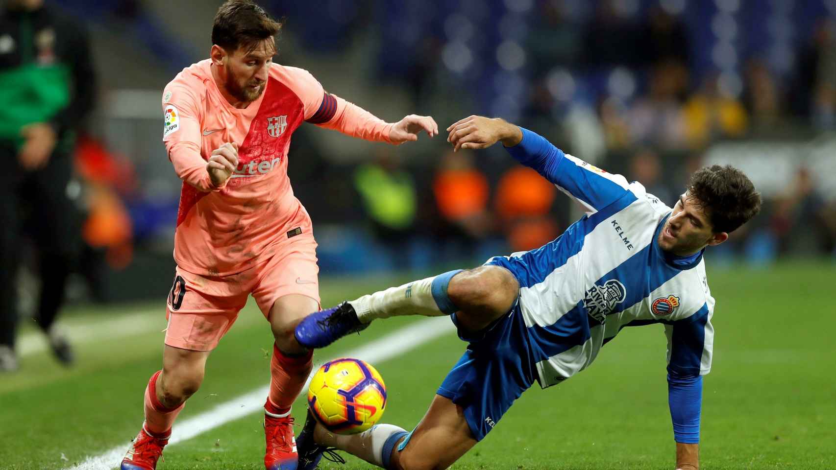 Messi pelea un balón con Dídac Vilá en el RCDE Stadium