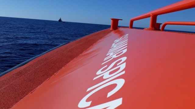 Salvamento Marítimo rescata a 70 personas en una patera en el mar de Alborán